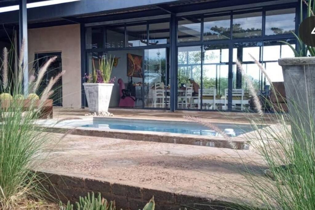 Hackberry House Black Thorn Cottage, Off Grid Khemsbok 外观 照片