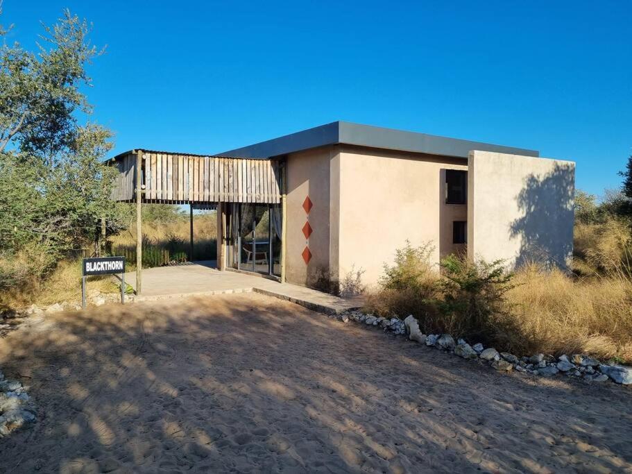 Hackberry House Black Thorn Cottage, Off Grid Khemsbok 外观 照片