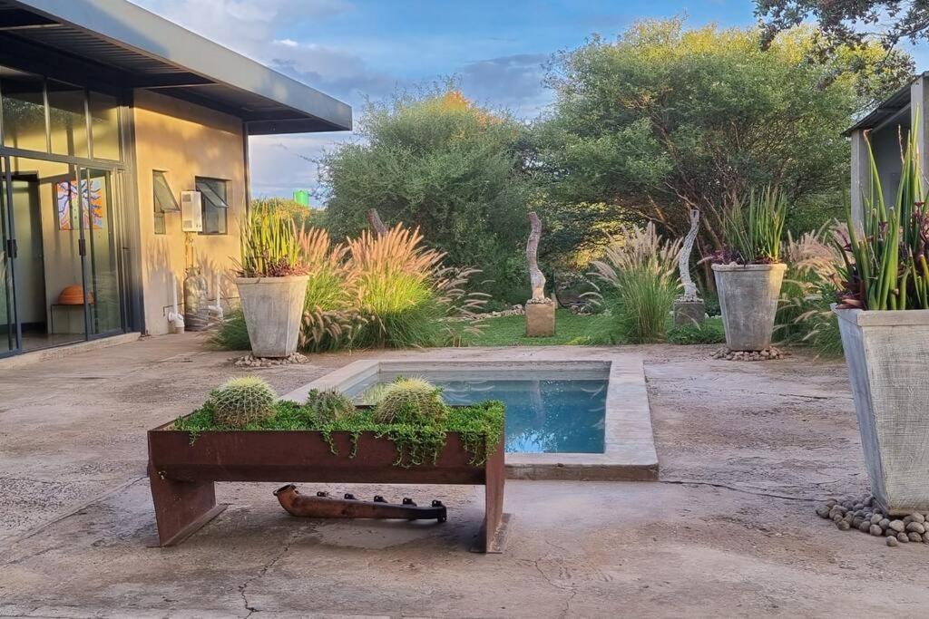 Hackberry House Black Thorn Cottage, Off Grid Khemsbok 外观 照片